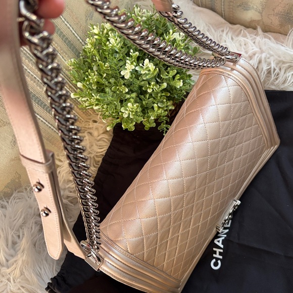 🩷Stunning Chanel Boy Bag Maxi. Original condition.🩷Rare shimmering pearl color - Picture 12 of 17